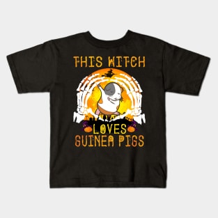 This Witch Loves Guinea Pigs Halloween (109) Kids T-Shirt